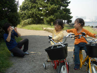 05-0919_mama_is_takin_pix.jpg