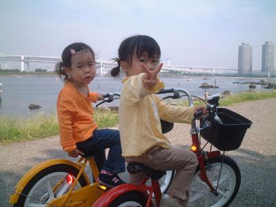 05-0919_momo_nono_with_bike.jpg