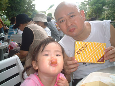 05-0923_Momori_eating.jpg