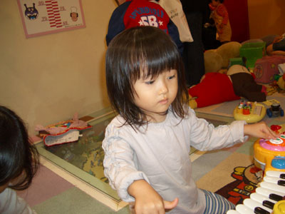 05-0925_nodoka_with_piano.jpg