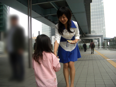 05-1030_Momori_gets_seal.jpg