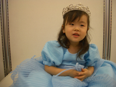 05-1112_Momori_w_tiara.jpg