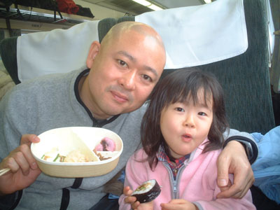 06-0122_MomoriDad@train.jpg