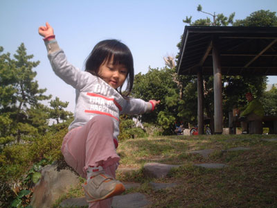 06-0401_Nodoka_playing.jpg