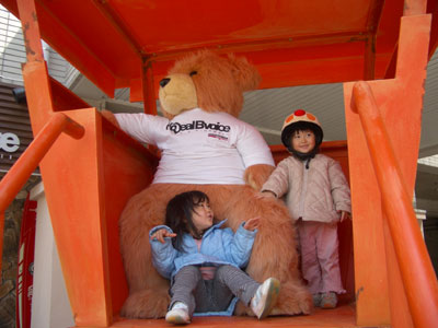 06-0401_momonono_w_bear.jpg